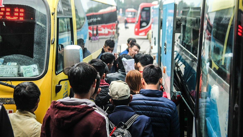 Người dân lỉnh kỉnh đồ, chen nhau lên xe về quê nghỉ Tết Người dân lỉnh kỉnh đồ, chen nhau lên xe về quê nghỉ Tết
